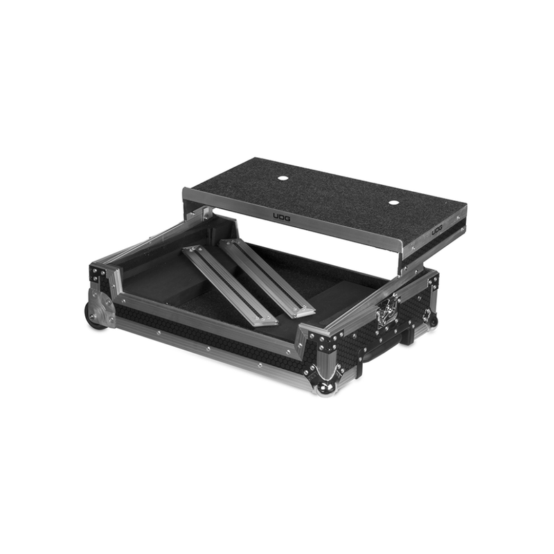 UDG Ultimate Flight Case Multi Format Plus (Laptop Shelf, Trolley + Wheels), XL, Silver  - Image 5